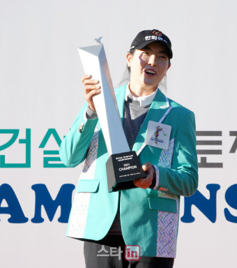 [포토]이정민 '우승 트로피 무겁네'