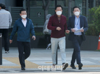 [포토] 횡단보도 건너는 오세훈 서울시장