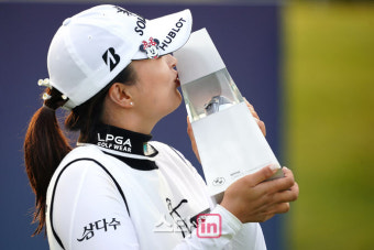 [포토] 세계랭킹1위 고진영 'BMW 챔피언십 우승컵에 짜릿한 키스'