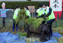 [포토] 농업박물관 가을걷이 시연하는 이성희 회장
