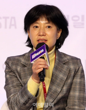 [포토]대담 나누는 박은정 경희대 의과대학 생화학교실 교수