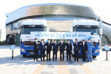 포스코, 수소 중간단계 LNG 화물차로 제품 나른다