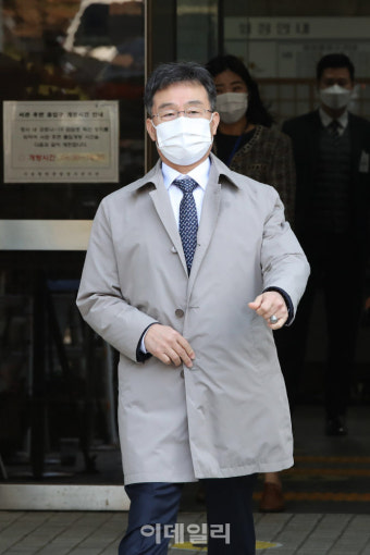 [포토]'화천대유 실소유주' 김만배, 영장실질심사 마친뒤 이동