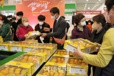 [포토] 단감 구매하는 소비자들