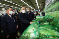 [포토] 김장 배추 수급 점검하는 홍남기 부총리