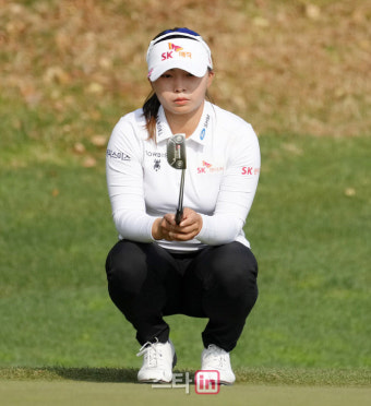 [포토]김지영 '버디라인을 정조준한다'