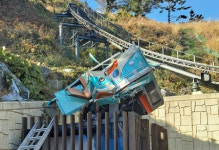 탈선해 구겨진 통영 욕지도 모노레일… 8명 중상