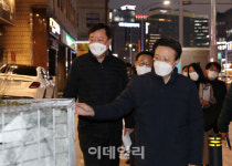 [포토] 보행친화거리 체크하는 채현일 영등포구청장