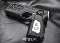 3연발 가능 한국형 전자충격기…국민 안전 지킵니다