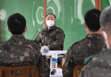 청솔부대 찾은 홍남기 건강한 병영생활·자기계발 지원