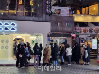 거리두기 역설...9시 땡 쏟아진 사람들 풍선효과 우려