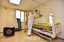 탐라사랑의료원㈜ - 3688 | [포토]코로나19 음압병동 의료기기 정리