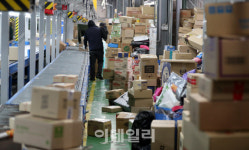 [포토]택배 가득쌓인 물류터미널