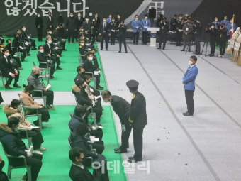 문 대통령, 평택 순직 소방관 영결식 참석…“재발방지 대책 마련할 것”(종합)