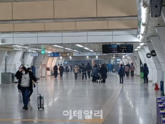김포공항역 원인 모를 연기 발생…전철 운행 중단
