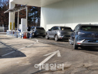 [르포]수소차 충전소 한 곳서 440대 감당…50분 대기는 기본