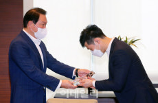 [포토] 아이디어 리그 TOP4 수상자 상패 수여