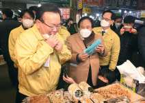 [포토]광장시장에서 먹거리 시식히는 김부겸