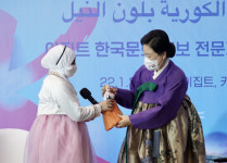 김정숙 여사, 이집트人 한복 선물에… “여러분이 한류 주역”