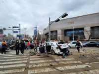 (영상)포항 사거리에 날아든 SUV...공중 신호등과 충돌