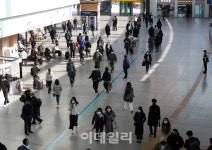 [포토] 아직 한산한 서울역 대합실