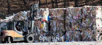[포토]설 연휴 끝나고 분주한 자원순환센터