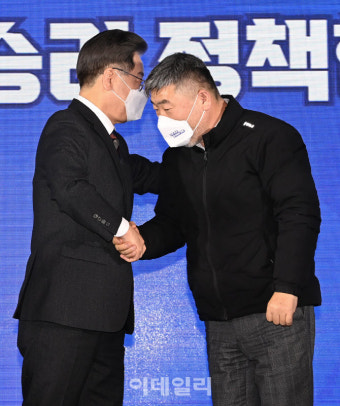 [포토]한국노총 정책협약식, '악수하는 이재명-김동명'
