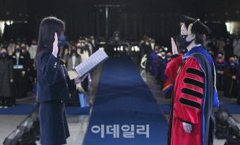 [포토]입학식에서 선서하는 신입생 대표