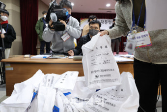 선거관리위원회 계엄군 충돌 사태, 강제로 휴대전화 압수되며 대규모 병력 동원 함축된 긴장분위기