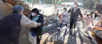 [포토]등교하는 학생들 반기는 교장선생님