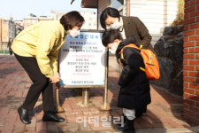 [포토]서로 인사 나누는 유은혜 부총리와 학생