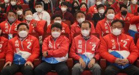 예상밖 초접전에 국민의힘 당혹…지도부 우르르 자리 뜨기도