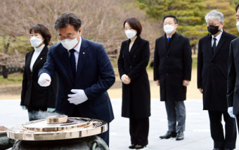 `윤호중 비대위`첫 공식 일정 현충원 참배…