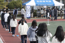 [포토]코로나19 검사 기다리는 학생들