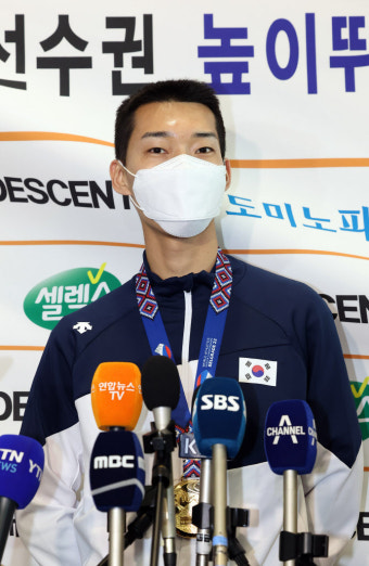 '세계챔피언' 우상혁 금의환향...