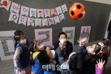[포토]아이들과 공놀이하는 오세훈 시장