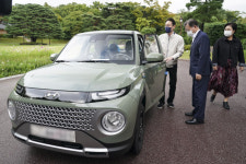 현대 캐스퍼는 어쩌고?…文, 퇴임 후 제네시스 G80 전기차 탄다