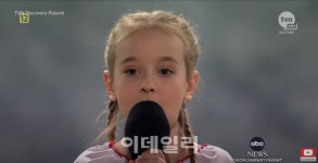 '렛잇고'로 희망 전한 우크라 소녀, 폴란드서 국가 열창