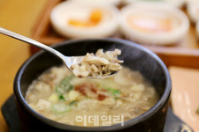 [미식로드] 머리 고기 듬뿍 올린 돼지국밥, 든든한 한끼 되다