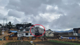文 대통령 사저 공개한 송영길…아담하고 소박한 하얀집