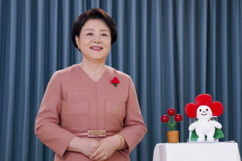 靑 “김정숙 여사 의상 사비 부담… 특활비 편성한 적 없다”
