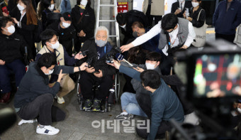 [포토]이준석 대표 사과 요구하는 박경석 전국장애인차별철폐연대 공동대표