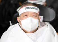 [포토]눈물 흘리는 이형숙 서울시장애인자립생활센터협의회장