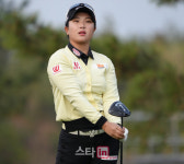 [포토]유서연 '페어웨이로 들어와라'