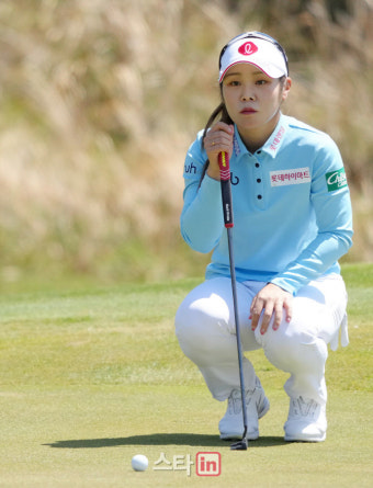 [포토]이소영 '퍼트라인을 확인해요'