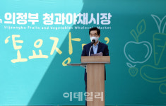 [포토]지역과 상생하는 시장 되길…안병용 의정부시장, 청과야채시장 토요장터 개장식 참석