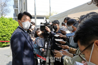 [포토]답변하는 장제원 당선인 비서실장