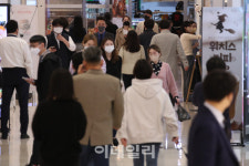 [포토]푸드코트로 향하는 직장인들
