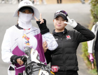 [포토]엄규원 콤비 캐디와 즐거운 브이