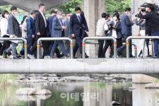 [포토]오세훈 시장, 수변감성도시를 위해 홍제천 답사